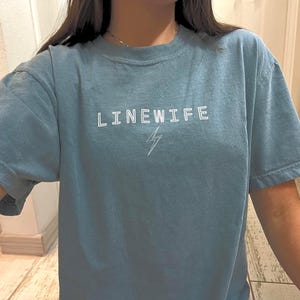 Camiseta de liniero con colores cómodos, novia liniero, apreciación de obreros, camiseta de liniero, divertida esposa liniero, camiseta unisex teñida
