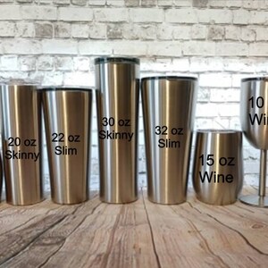 Puede incluir: Una colecci&oacute;n de recipientes para beber de acero inoxidable, que incluye una taza de caf&eacute; de 414 ml, vasos delgados de 591 ml y 887 ml, vasos delgados de 650 ml y 946 ml, copas de vino de 443 ml y 296 ml y una botella de agua de 739 ml. Cada art&iacute;culo est&aacute; etiquetado con su capacidad.