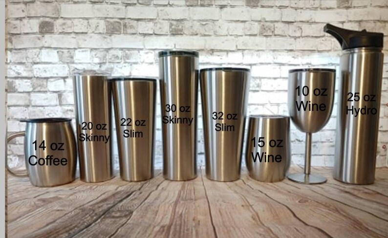 Puede incluir: Una colecci&oacute;n de recipientes para beber de acero inoxidable, que incluye una taza de caf&eacute; de 414 ml, vasos delgados de 591 ml y 887 ml, vasos delgados de 650 ml y 946 ml, copas de vino de 443 ml y 296 ml y una botella de agua de 739 ml. Cada art&iacute;culo est&aacute; etiquetado con su capacidad.