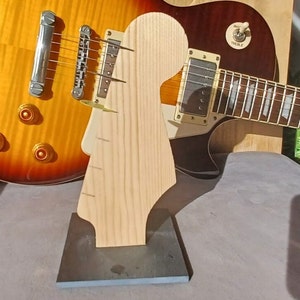 Plektrumhalter im Stil einer E-Gitarren Kopfplatte.