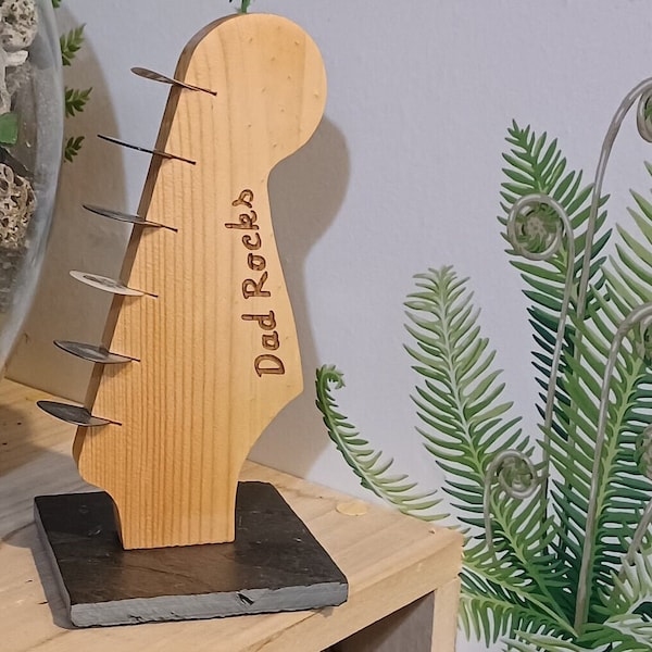 Personalisierter Plektrumhalter im Stil einer elektrischen Fender Gitarrenkopfplatte.
