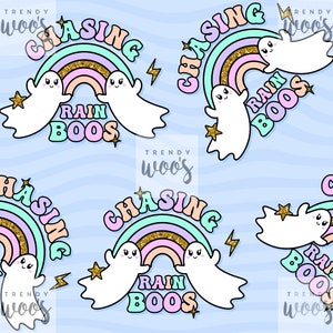 Puede incluir: Patrón repetitivo con fantasmas de dibujos animados, arcoíris y el texto "Chasing Rain Boos". El diseño incluye colores pastel, purpurina dorada y rayos sobre un fondo azul claro. También está presente el logotipo de Trendy Woos.