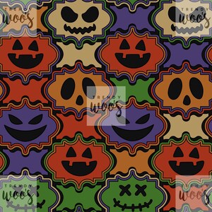 Peut inclure: Un motif répété de visages sur le thème d'Halloween de différentes couleurs. Le motif présente des visages orange, violets, verts et beiges avec des traits noirs. Les visages sont placés sur un fond noir, créant un design festif et effrayant.