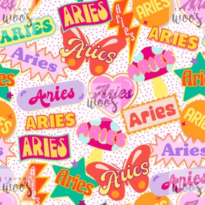 Könnte beinhalten: Ein weißer Hintergrund mit rosa Punkten und einem sich wiederholenden Muster aus bunten Illustrationen des Wortes "Aries" in verschiedenen Schriftarten und Stilen. Die Illustrationen umfassen Schmetterlinge, Sterne, Pilze und Herzen.