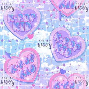 Puede incluir: Patrón repetitivo con diseños en forma de corazón con el texto "K-POP KID" en una fuente de burbujas. Los corazones son en tonos rosa y morado, sobre un fondo de cielo azul claro con estrellas.