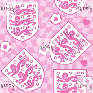 Puede incluir: Un patrón repetitivo con fondo a cuadros rosa y blanco, escudos heráldicos rosas con tres leones, balones de fútbol y corazones pequeños. El texto "TRENDY woo's" está impreso en una fuente cursiva oscura sobre el diseño.