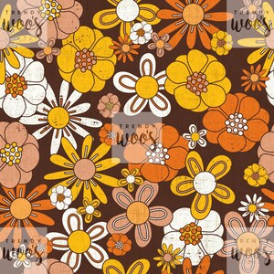 Pode incluir: Um padrão sem costura com um design floral retrô. As flores são em tons de amarelo, laranja, branco e pêssego, sobre um fundo marrom escuro. O design tem um visual vintage e texturizado, com o texto "TRENDY WOOS" nos cantos.