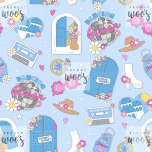 Può includere: Uno sfondo azzurro chiaro con un motivo ripetitivo di varie illustrazioni. Le illustrazioni includono una palla da discoteca con il testo "Dancing Queen", una porta blu con il testo "Honey, Honey", uno stivale bianco, un nastro di cassetta con il testo "Our Last Summer", un cappello bianco con fiori, una finestra con una pianta in vaso e un edificio a forma di cuore con il testo "Trendy Woo's".