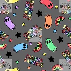 Puede incluir: Un patrón sin costuras con fondo gris con fantasmas coloridos, arcoíris, estrellas y el texto "Chasing Rainboos".