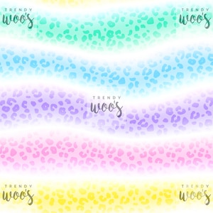 Op de afbeelding: Een naadloos patroon met een regenboogkleurige gradiënt van pastelkleuren met een luipaardprint. De tekst "TRENDY woo's" wordt herhaald in het patroon.