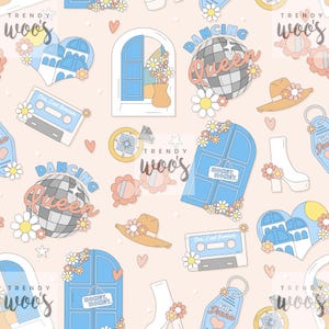 Può includere: Uno schema senza cuciture con una varietà di illustrazioni colorate, tra cui una palla da discoteca con il testo "Dancing Queen", una porta blu con il testo "Honey Honey", un nastro di cassetta con il testo "Our Last Summer", uno stivale bianco, un sole, un cuore, una stella e fiori. Lo sfondo è di colore rosa chiaro.