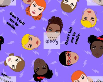 Può includere: Uno sfondo viola con un motivo ripetuto di volti femminili stilizzati con diverse acconciature e tonalità della pelle. I volti indossano tutti il rossetto rosso e hanno un'espressione simile. Il testo "Non dirmi di sorridere." è ripetuto in tutto il motivo.