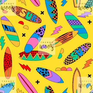Puede incluir: Un patrón sin costuras que presenta tablas de surf coloridas con diseños geométricos y de estampado animal sobre un fondo amarillo. El patrón incluye la palabra "SURF" en una fuente retro.
