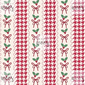 Puede incluir: Patrón repetitivo con rayas rojas de pata de gallo y bandas verticales color crema. Las bandas están decoradas con lazos rojos, hojas verdes de acebo y bayas rojas. El diseño tiene un tema festivo y navideño.