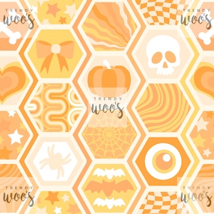 Könnte beinhalten: Ein nahtloses Muster mit verschiedenen Halloween-Motiven in Orange- und Gelbtönen. Die Motive umfassen einen Kürbis, eine Spinne, eine Fledermaus, einen Schädel, eine Schleife, ein Herz, einen Stern, ein Spinnennetz, ein Auge und ein kariertes Muster. Der Text "TRENDY WOO'S" erscheint mehrmals im Muster.