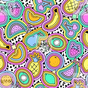 Könnte beinhalten: Ein farbenfrohes Muster mit verschiedenen Früchten und Gemüsesorten, darunter Ananas, Banane, Wassermelone, Kiwi, Zitrone, Orange, Birne, Erdbeere und Kirschen. Die Früchte und das Gemüse sind in leuchtenden Farben umrandet und haben einen Retro-Look der 80er Jahre.