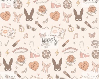 Può includere: Uno schema senza cuciture con una varietà di illustrazioni rosa e marroni su uno sfondo rosa chiaro. Le illustrazioni includono una palla da discoteca, un microfono, una farfalla, uno stivale, un anello, un cuore, una rosa, una maschera, un fiocco, una nota musicale, un fulmine, una stella e testo che dice "Break Free", "Dangerous Woman", "Thank You Next", "Positions", "Be Friends", e "Trendy Woo's".