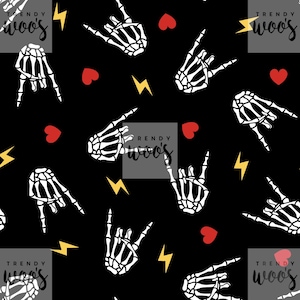 Peut inclure: Un fond noir avec un motif répété de mains squelettiques blanches faisant le geste rock and roll, des cœurs rouges et des éclairs jaunes. Le texte "TRENDY WOO'S" apparaît dans le motif.