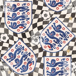 Puede incluir: Un patrón repetitivo con emblemas en forma de escudo que muestran tres leones azules y pequeñas flores rojas sobre un fondo crema. El diseño incluye un fondo de tablero de ajedrez blanco y negro distorsionado con balones de fútbol y estrellas doradas.