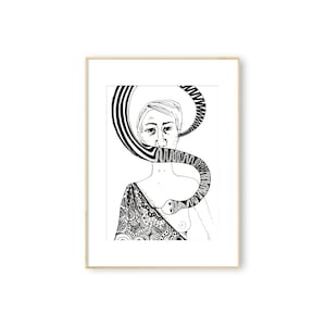 Puede incluir: Impresión artística en blanco y negro enmarcada. La ilustración estilizada representa a una persona con un diseño de serpiente que envuelve el cuello y la boca. La persona lleva una prenda estampada. La obra de arte está en un marco dorado.