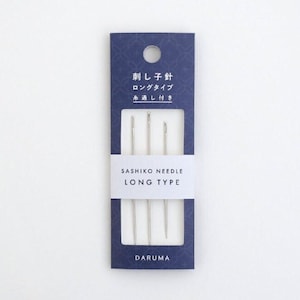Könnte beinhalten: Eine Packung mit drei langen Sashiko-Nadeln, beschriftet mit 'Sashiko Needle Long Type' und 'Daruma'. Die Nadeln sind silberfarben und kommen in einer blauen und weißen Verpackung mit japanischem Text.