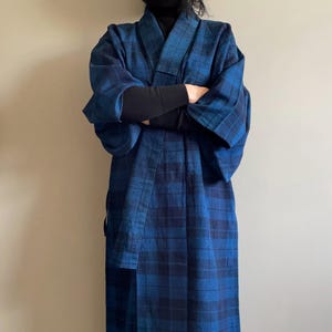 Kimono Hitoe vintage reutilizado: cuadros azules, bolsillos y cordones.