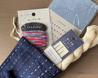 Zestaw startowy Sashiko w torebce prezentowej: granatowa ściereczka kuchenna, nić Sashiko, igły i nić do fastrygowania *Siedem skarbów*