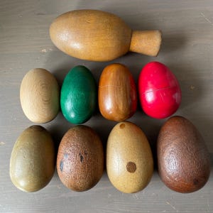 Op de afbeelding: Een set van drie keramische mokken met een gespikkelde, matte afwerking. De mokken zijn in crème, lichtgrijs en donkergrijs. Elke mok heeft een eenvoudig, minimalistisch ontwerp, perfect voor koffie of thee.