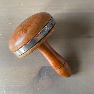 Champignon à repriser vintage en bois avec bande en métal - Tête amovible
