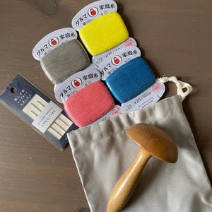 Kit voor zichtbare reparaties: vintage stoppaddenstoel, sashiko-naalden en katoenen draden