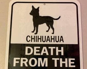 Op de afbeelding: Een zwart-wit bord met een silhouet van een chihuahua en de tekst "Chihuahua Death From The Ankles Down."