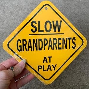Abuelos lentos jugando, letrero de cruce divertido de aluminio, pequeño, de 6 x 6 pulgadas