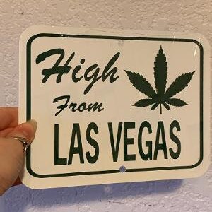 High From Las Vegas 6x8 pouces -- Carte postale de signe d’aluminium drôle