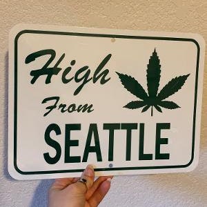 High From Seattle - GRANDE cartão postal engraçado de alumínio para quintal de 9 x 12 polegadas