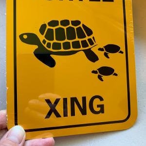 Turtle Xing 6x8 pulgadas pequeño divertido signo de cruce de aluminio