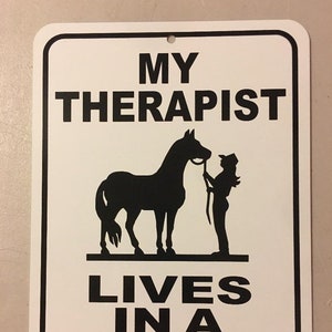 Mi terapeuta vive en un granero Funny Aluminum Equine Horse Sign