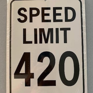 Puede incluir: Un letrero rectangular blanco con texto y números negros. El letrero dice "SPEED LIMIT 420".