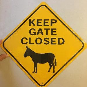 Mantener la puerta cerrada con burro #5461 señal de aluminio