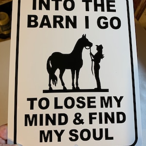 Dans la grange, je vais perdre la tête et trouver mon âme -- Panneau drôle en aluminium pour cheval équin