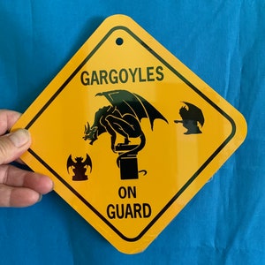 Gárgolas en guardia pequeña 6x6 pulgadas pequeño divertido de aluminio cruce signo