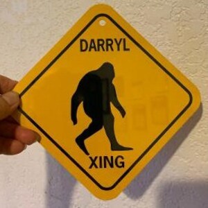 Darryl Xing 6x6 pulgadas pequeño divertido aluminio Bigfoot Crossing Sign