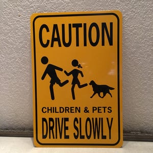Precaución Niños y mascotas conducen lentamente firmar aluminio
