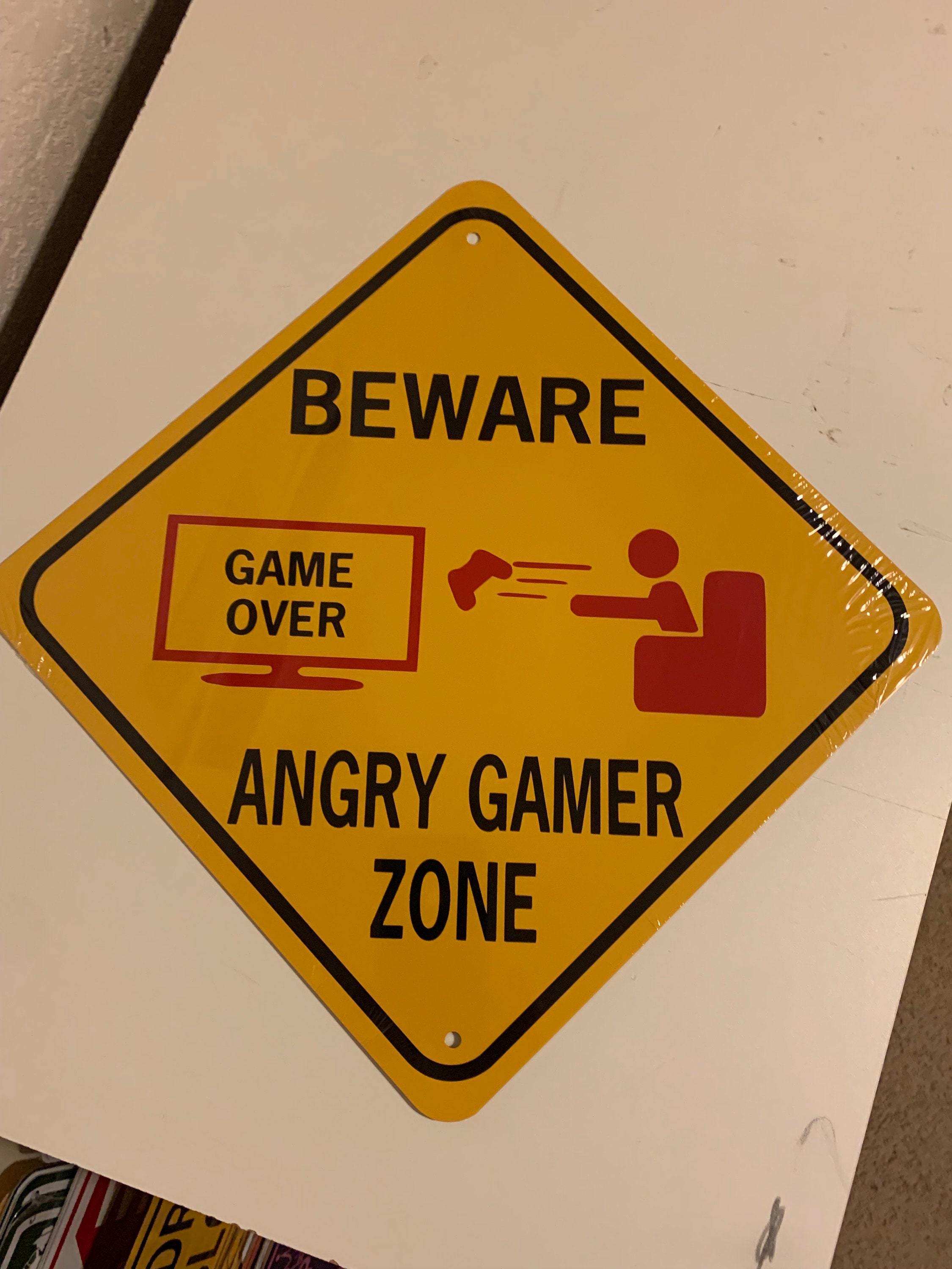 Recinzione Di Filo Spinato Del Segnale Di Avvertimento Su Sfondo Bianco Gm1489421924 514335577 - Foto 13