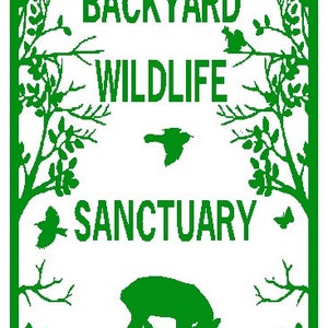 Könnte beinhalten: Grünes Schild mit weißem Text, der "Backyard Wildlife Sanctuary" lautet. Das Schild ist von grünem Laub umgeben und enthält Silhouetten von Vögeln, Schmetterlingen und einem Reh mit einem Kitz.