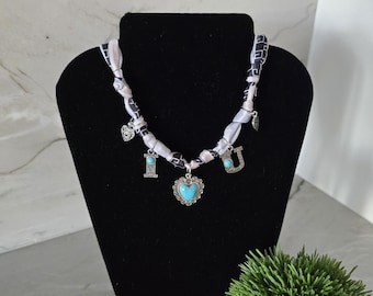 Collier bandana initiale personnalisée, collier à breloques, bijoux de cow-girl western, cadeau d'anniversaire pour elle, tour de cou bandana, cadeau, bijoux de plage