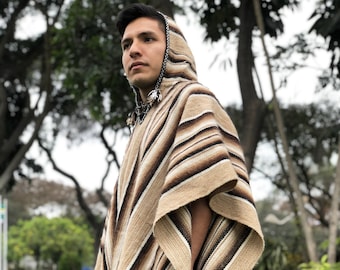 Comodidad con capucha: Poncho de lana de oveja hecho a mano para calidez en invierno