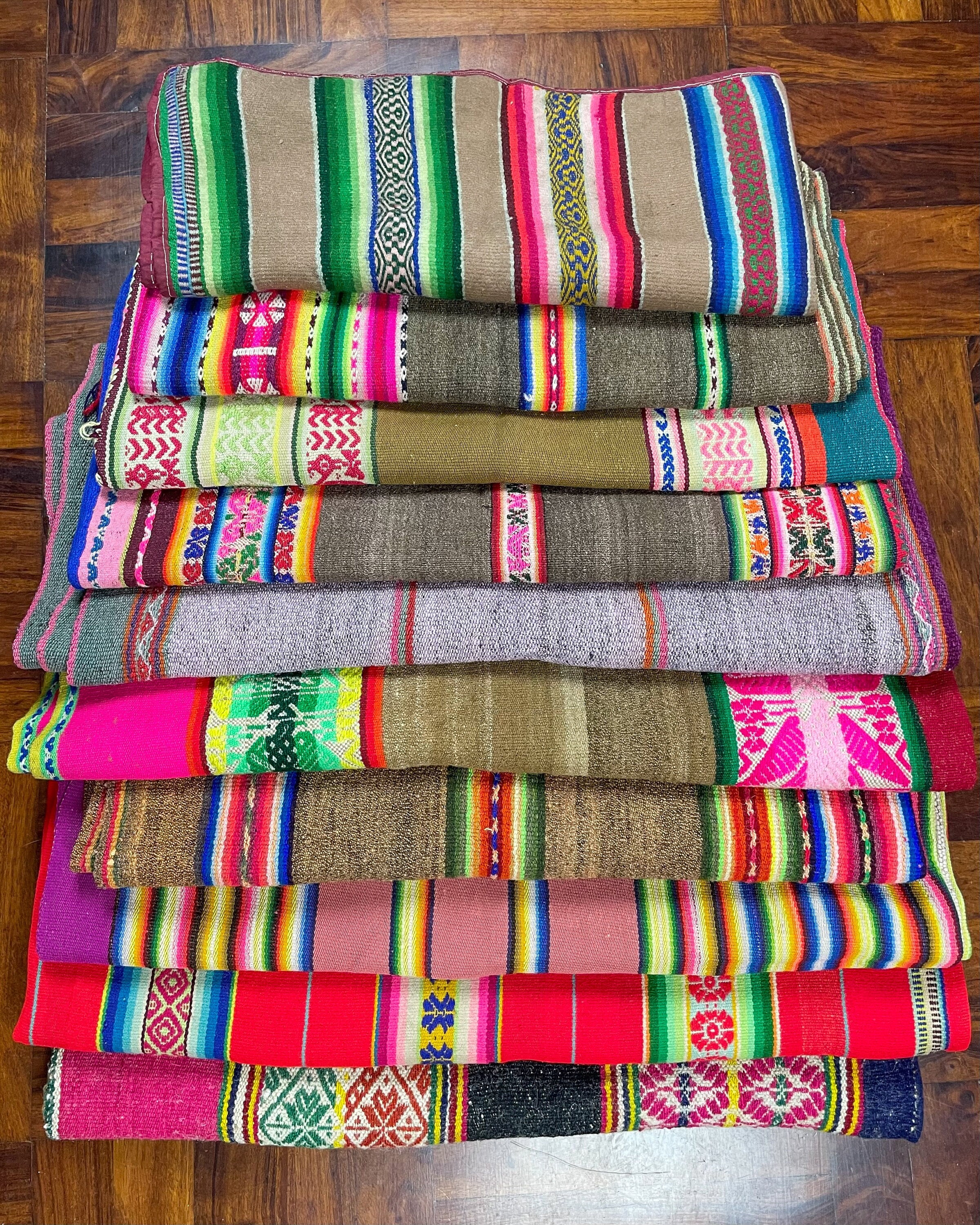 心地よい定番：ヴィンテージの手織りブランケット5選 - 懐かしい暖かさ