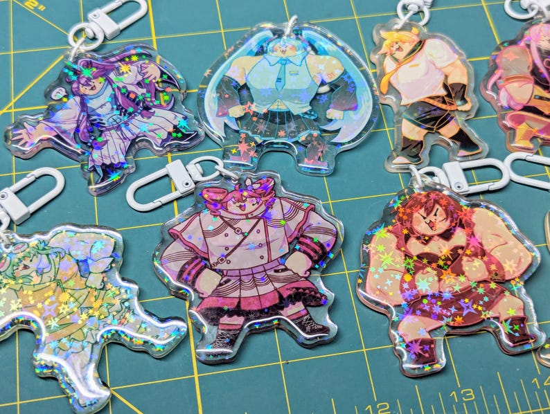 Puede incluir: Un conjunto de seis llaveros iridiscentes con personajes de anime. Cada llavero tiene un personaje diferente con un dise&ntilde;o &uacute;nico y un anillo de metal plateado.