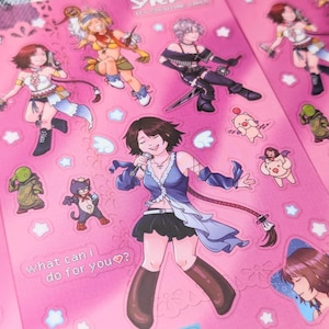 Könnte beinhalten: Rosa Stickerbogen mit Charakteren im Anime-Stil. Die Aufkleber zeigen weibliche Charaktere in Fantasy-Outfits und kleine Cartoon-Kreaturen. Der Text "What can I do for you?" ist auf dem Bogen in einer herzförmigen Sprechblase zu sehen.
