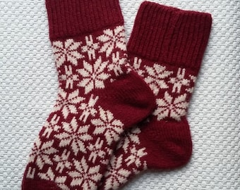 Calzini di lana fatti a mano con decorazioni scandinave: un caldo regalo invernale